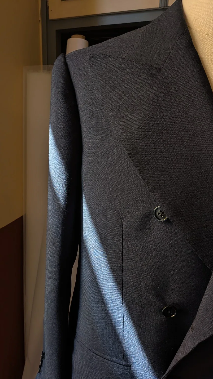 Veste croisée en construction dans l'atelier Sartoria Florio