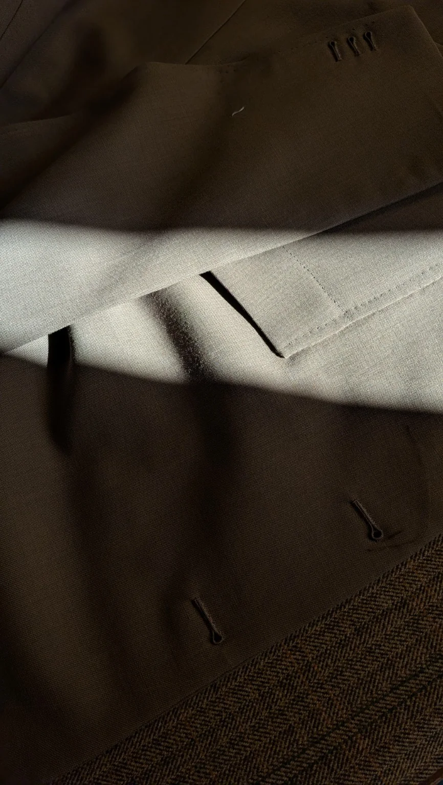 Revers et boutonnière d'une veste Sartoria Florio