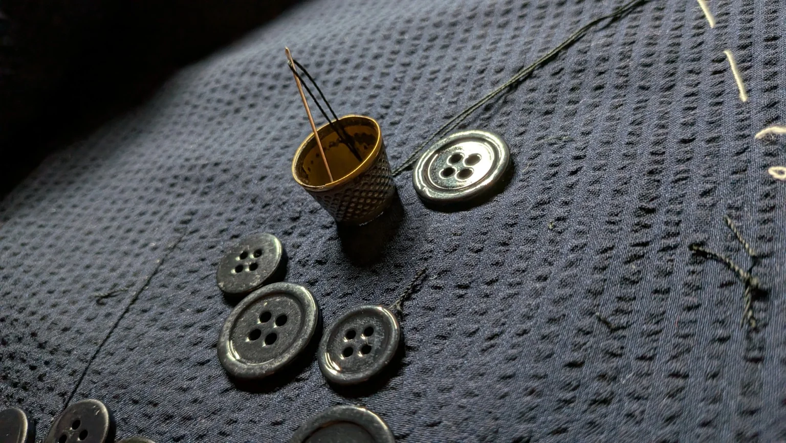 Détails de couture à la main, boutons et dé
