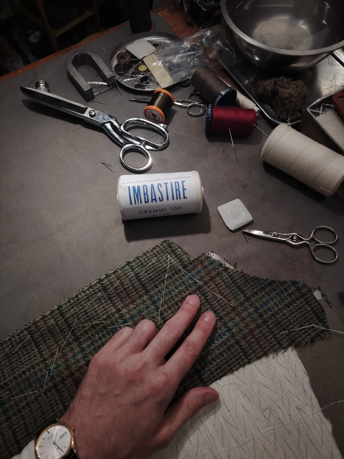 Main et outils de l'atelier