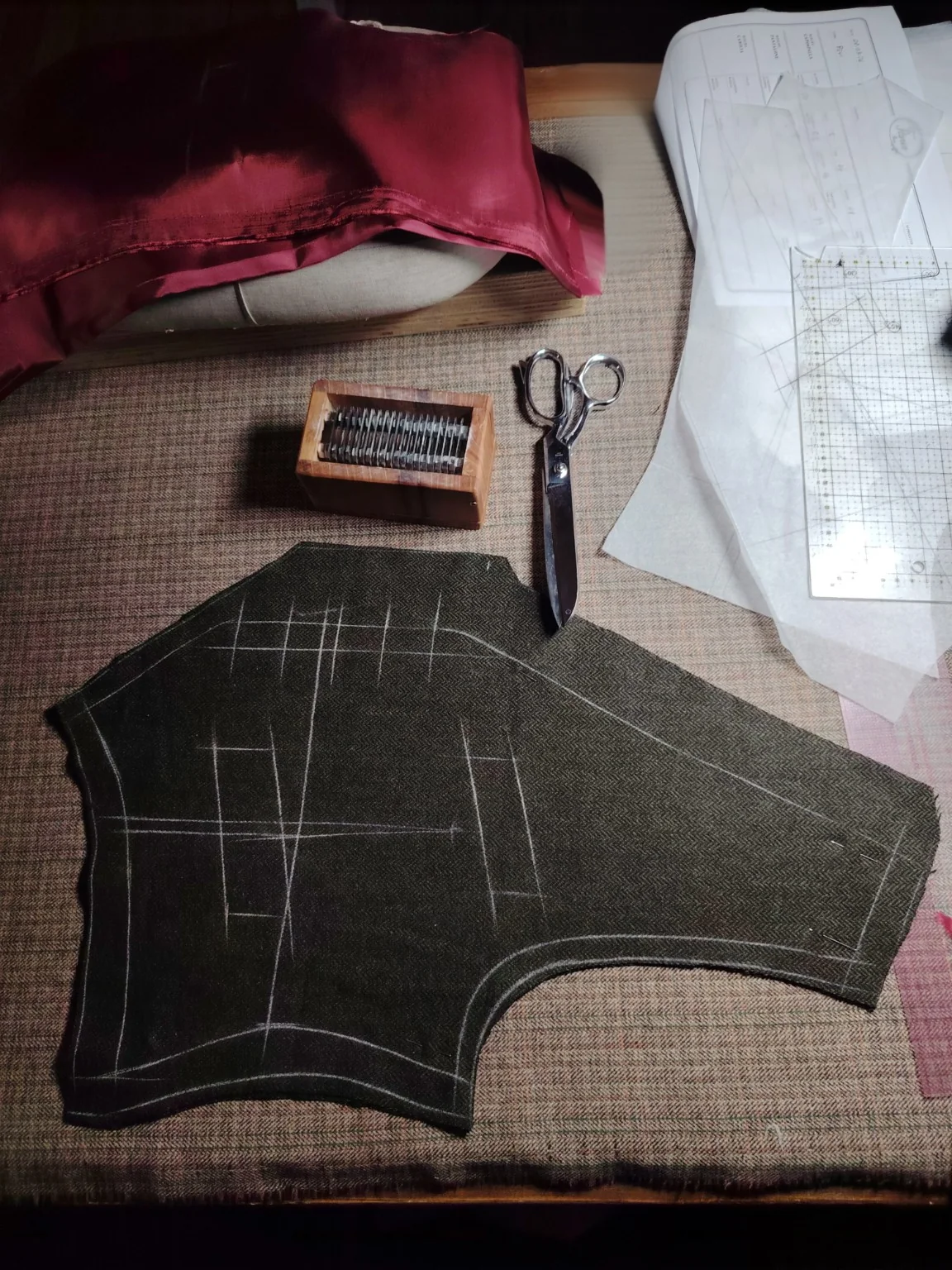 Tissu rayé et ciseaux de tailleur