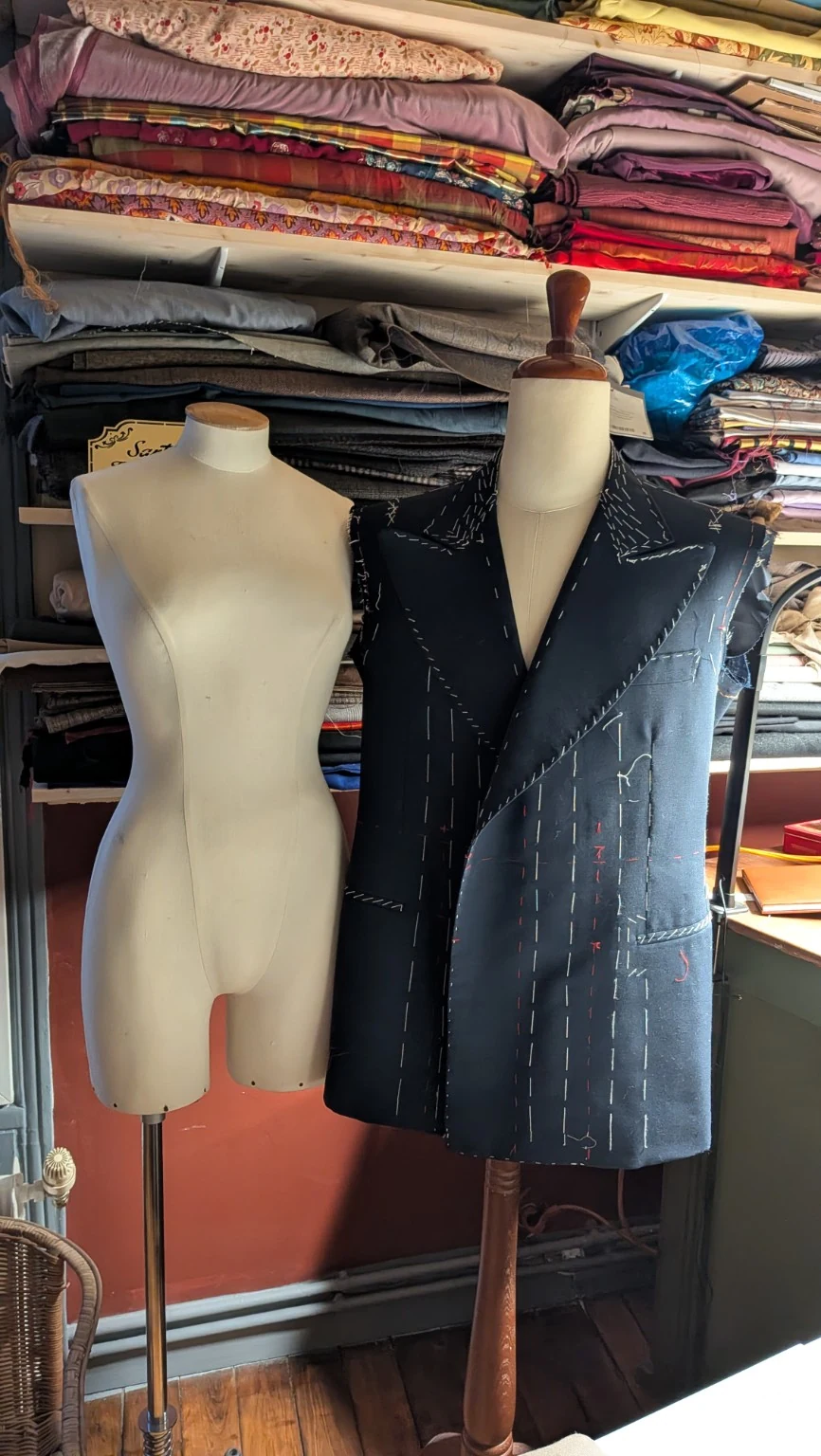 Women and men mannequins in the Sartoria Florio atelier